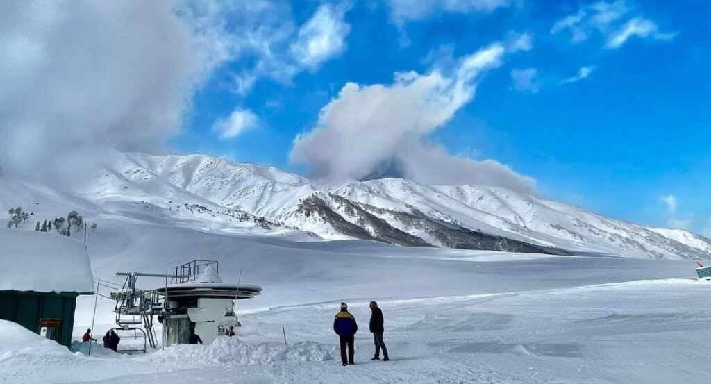 Pahalgam vs Gulmarg for Families: The 2026 Honest Comparison 2 gulmarg-mountains